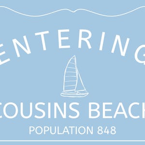 Pu&ograve; includere: Un cartello azzurro con testo bianco e un'illustrazione di una barca a vela. Il cartello recita "ENTERING COUSINS BEACH" sopra la barca a vela, con "POPULATION 848" sotto. Il cartello ha un bordo bianco e una parte superiore ondulata.