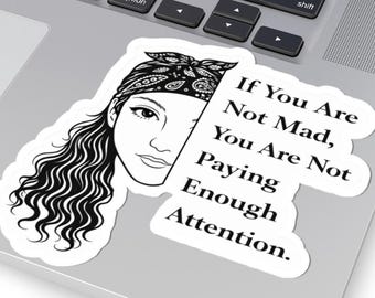 Si no estás enojado, no estás prestando suficiente atención. Pegatina troquelada / Bandana de media cara para mujer.