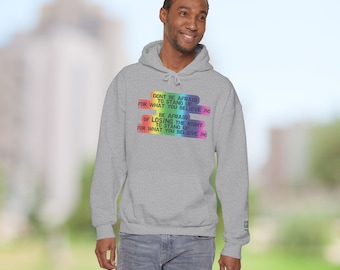 Sudadera con capucha con frase "No tengas miedo" / Texto en bloque arcoíris