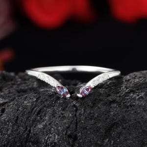 Alliance ouverte en Alexandrite Marquise, bague assortie empilable en or blanc