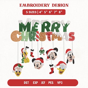 Puede incluir: Un diseño de bordado con el texto MERRY CHRISTMAS en verde, marrón, rojo y blanco con detalles de nieve. Debajo del texto, varios personajes de dibujos animados e iconos navideños cuelgan de hilos, incluyendo a Pluto, Mickey, Minnie, Donald y Goofy.