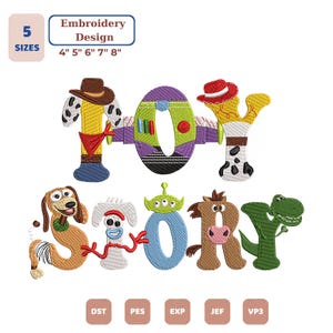 Può includere: Un ricamo che raffigura le parole TOY STORY con lettere stilizzate come personaggi. Le lettere sono colorate, strutturate e dettagliate con motivi come macchie di mucca, cappelli da cowboy ed elementi spaziali. Il testo include 5 SIZES 4" 5" 6" 7" 8" e formati DST, PES, EXP, JEF, VP3.