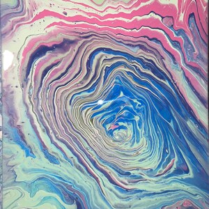 Może przedstawiać: Abstrakcyjne malarstwo z wirującymi wzorami w odcieniach niebieskiego, zielonego, różowego i fioletowego. Kolory tworzą hipnotyzujący efekt, przypominający galaktykę lub wir.