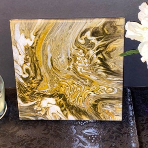 Puede incluir: Pintura abstracta sobre lienzo con patrones en espiral en tonos dorados, blancos y negros.