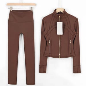 Conjuntos Lululemon nuevos de color marrón espresso con etiquetas, chaqueta corta Defined + leggings