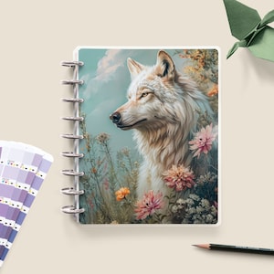 Könnte beinhalten: Ein weißer Wolf mit gelben Augen ist von rosa und weißen Blumen umgeben. Der Wolf blickt nach links aus dem Bild. Der Hintergrund ist in einem sanften Blau mit einem Hauch von Rosa gehalten.