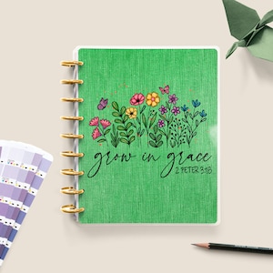 以下が含まれることがあります： 花柄のデザインと「grow in grace 2 Peter 3:18」のテキストが書かれた緑色のプランナーです。