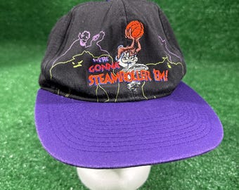 Gorra vintage de Space Jam de 1996 – Taz “¡Vamos a arrollarlos!” Gorra negra y morada