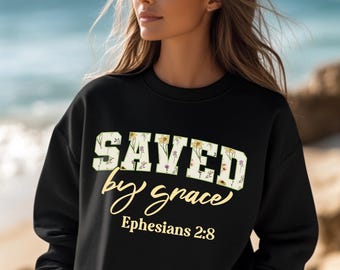 Troinspirerad tröja med rund hals | Saved by Grace, inspirerande gåva, kristna kläder, mysig lager-på-lager-klädsel, religiös tröja