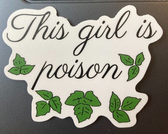 Może przedstawiać: Biała naklejka z tekstem "This girl is poison" napisanym czarnym, ozdobnym pismem. Pięć zielonych ilustracji liści otacza tekst.