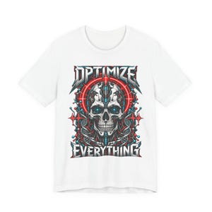 Op de afbeelding: Een wit t-shirt met korte mouwen en een grafische print van een mechanische schedel met gloeiende blauwe ogen, omringd door rode cirkelvormige lijnen en circuitpatronen. De tekst "OPTIMIZE" staat boven de schedel en "EVERYTHING" eronder.