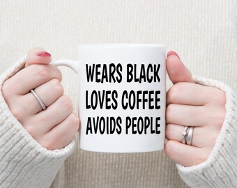 Mok met de tekst "Draagt zwart, houdt van koffie, vermijdt mensen", mok voor koffieliefhebbers, antisociale mok, introverte koffiemok, cadeau voor zwarte liefhebbers, meme-mok, cadeau voor thuisvrienden.