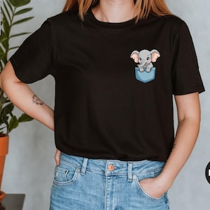 Camiseta de bolsillo con elefante bebé, linda camiseta para amantes de los elefantes, top con gráfico de animales salvajes, camiseta minimalista, camiseta de safari, regalo para cuidadores de zoológicos.