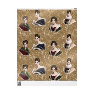 K&ouml;nnte beinhalten: Ein rechteckiger Bogen Geschenkpapier mit einem sich wiederholenden Muster aus Portr&auml;ts von Frauen in formeller Kleidung im Vintage-Stil. Der Hintergrund ist in einem strukturierten, gesprenkelten Goldton gehalten.