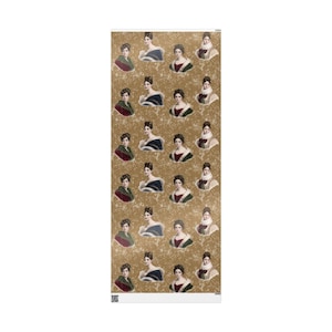 K&ouml;nnte beinhalten: Ein rechteckiger Bogen Geschenkpapier mit einem sich wiederholenden Muster aus Portr&auml;ts von Frauen in Kleidung des 19. Jahrhunderts. Der Hintergrund ist in einem strukturierten, gesprenkelten Goldton gehalten.