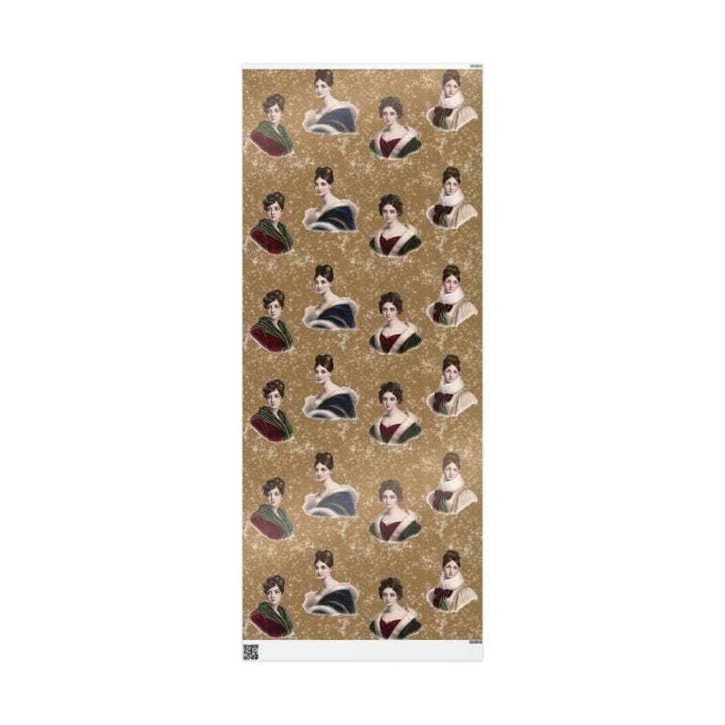 K&ouml;nnte beinhalten: Ein rechteckiger Bogen Geschenkpapier mit einem sich wiederholenden Muster aus Portr&auml;ts von Frauen in Kleidung des 19. Jahrhunderts. Der Hintergrund ist in einem strukturierten, gesprenkelten Goldton gehalten.