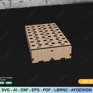 K&ouml;nnte beinhalten: Eine hellfarbene Holzkiste mit perforierter Oberseite und rechteckiger Form. Die Kiste hat eine Reihe von kreisf&ouml;rmigen und rechteckigen Aussparungen. Der Text "EASY TO STORE" ist sichtbar. Das Bild enth&auml;lt auch Text, der Dateiformate und Holzst&auml;rken angibt.