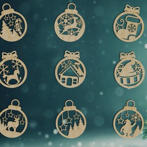 Könnte beinhalten: Neun hölzerne Weihnachtsbaumschmuck mit verschiedenen Designs, darunter ein Haus, ein Schaukelpferd, eine Schneeflocke, ein Stiefel, ein Weihnachtsmann, ein Rentier und ein Baum. Der Schmuck ist alle aus Holz geschnitten und hat eine natürliche Holzoptik.