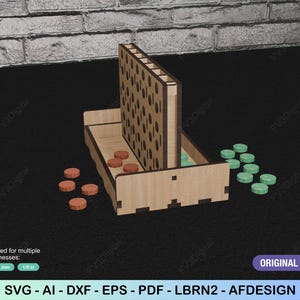K&ouml;nnte beinhalten: Connect Four-Spiel aus Holz mit einem vertikalen Schlitzbrett und einer Ablage. Enth&auml;lt orangefarbene und gr&uuml;ne Spielsteine. Das Design ist lasergeschnitten. Der Text "ORIGINAL DESIGN" und "SVG - AI - DXF - EPS - PDF - LBRN2 - AFDESIGN" ist ebenfalls enthalten.