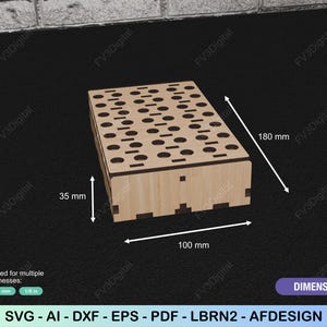 K&ouml;nnte beinhalten: Holzkiste mit Laser-Cut-Design, mit einer Reihe von kreisf&ouml;rmigen und rechteckigen L&ouml;chern auf der Oberseite. Die Kiste misst 100 mm x 180 mm x 35 mm. Das Design beinhaltet Dateien f&uuml;r verschiedene Holzst&auml;rken.