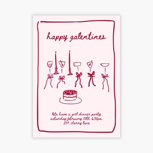 Puede incluir: Una tarjeta de invitación rosa con un borde rojo y texto escrito a mano que dice "happy galentines" y "lets have a girl dinner party saturday february 10th 630pm 214 cherry lane". La tarjeta presenta una simple ilustración de una mesa puesta con velas, copas de vino y un pastel.
