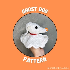 Pode incluir: Um cão fantasma de crochê branco feito à mão com um olho preto, um nariz laranja e uma coleira vermelha. O texto "GHOST DOG PATTERN" é exibido acima e abaixo do cão. O identificador do Instagram da loja Etsy, @crochet.by.sammy, está na parte inferior.