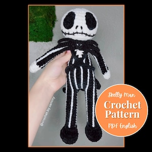 Pode incluir: Um padrão de crochê para um boneco Skelly Man listrado de preto e branco. O padrão está disponível em formato PDF e está escrito em inglês. O padrão está disponível para compra no Etsy.