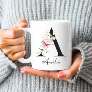 Taza personalizada con nombre y letra inicial, taza de café con monograma floral y alfabeto, diseño floral personalizado de 15 oz y 11 oz, regalo de cumpleaños único