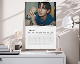 Bang Chan Stray Kids Kpop 2025 Wandkalender - 12-Monatskalender, Kpop Fan Geschenk, Kpop Merch, Büro Wanddekoration, Einzigartiges Kalender Geschenk