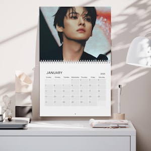 Lee weiß Stray Kids Kpop 2025 Wandkalender - 12-Monatskalender, Kpop Fan Geschenk, Kpop Merch, Büro Wanddekoration, Einzigartiges Kalender Geschenk