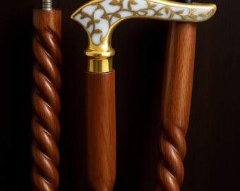 パーソナライズされた手作りの木製ウォーキングスティック。花柄のゴールドラインスティック。職人のスパイラル杖。ゴム製の先端付き。時代を超越したエレガンスとユニークなスタイル。