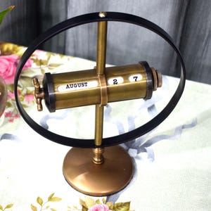 Handgefertigt Messing Personalisieren Kalender Dekorative Tischplatte Perpetual Arbeits Gravieren Kalender Dreh Schreibtisch Display Perfektes Geschenk für Sammler