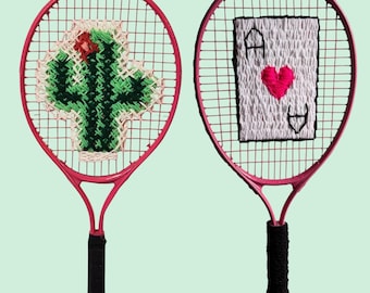Handgemaakte geborduurde tennisracket kunst aan de muur hangende speelkaart cactus op maat