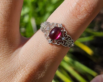 Anillo ajustable de plata de ley 925 con granate morado natural