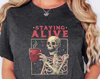 おもしろスケルトンコーヒーTシャツ、Staying AliveヴィンテージハロウィンTシャツ、不気味なギフト