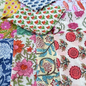 Puede incluir: Surtido de cuadrados de tela de algod&oacute;n de colores con patrones florales y geom&eacute;tricos. Los cuadrados de tela son perfectos para acolchar, manualidades y otros proyectos de bricolaje.
