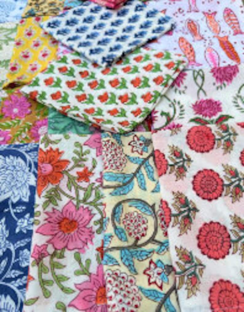 Puede incluir: Surtido de cuadrados de tela de algod&oacute;n de colores con patrones florales y geom&eacute;tricos. Los cuadrados de tela son perfectos para acolchar, manualidades y otros proyectos de bricolaje.