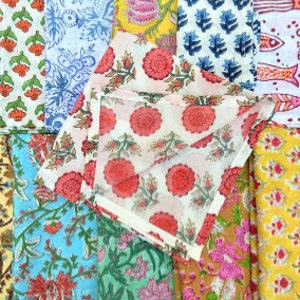 Puede incluir: Surtido de cuadrados de tela coloridos con patrones florales y geom&eacute;tricos. Los cuadrados de tela est&aacute;n hechos de algod&oacute;n y son perfectos para acolchar, patchwork y otros proyectos de artesan&iacute;a.