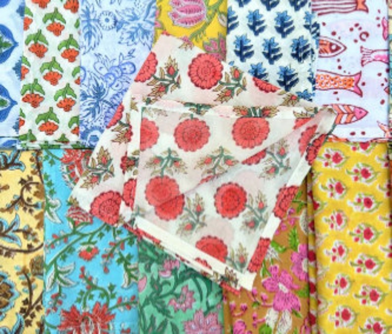 Puede incluir: Surtido de cuadrados de tela coloridos con patrones florales y geom&eacute;tricos. Los cuadrados de tela est&aacute;n hechos de algod&oacute;n y son perfectos para acolchar, patchwork y otros proyectos de artesan&iacute;a.