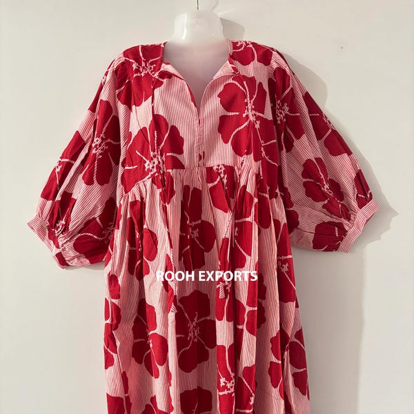 Puede incluir: Vestido con estampado floral rojo y blanco con cuello en V y mangas cortas. El vestido presenta un estampado floral rojo sobre un fondo a rayas blancas y rojas. El texto "ROOH EXPORTS" es visible.
