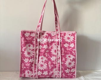 ピンクの花柄ハンドブロックプリントキルティングトートバッグ | コットンキルティングショッピングバッグ | 旅行用・ショルダートートバッグ | ビーチバッグ | ボヘミアンバッグ