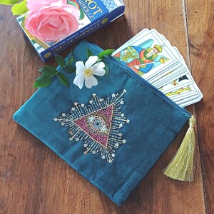 Pochette pour tarot, cartes, oracles ou jeux en velours motif "Oeil des Tarots" - Pochette zippée et brodée en velours bleu motif perlé oeil