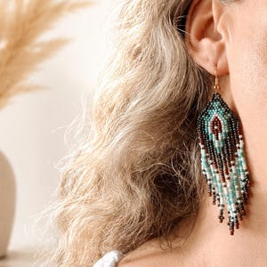 Apache// Boucles d'oreilles longues franges perlées noires rouge turquoise et crème style indien, boucles d'oreilles artisanales à franges