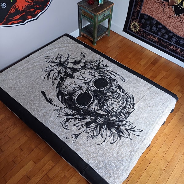 Tenture Tête de Mort noire avec fleurs, dimensions 120 x 220 cm, 100% Coton, Calaveras mexicain, Couvre lit Tête de Mort gothique romantique