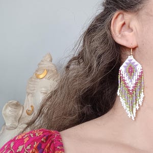 マヤ // メキシコ風ビーズフリンジイヤリング、ボヘミアンシックなインドウイチョルスタイルイヤリング