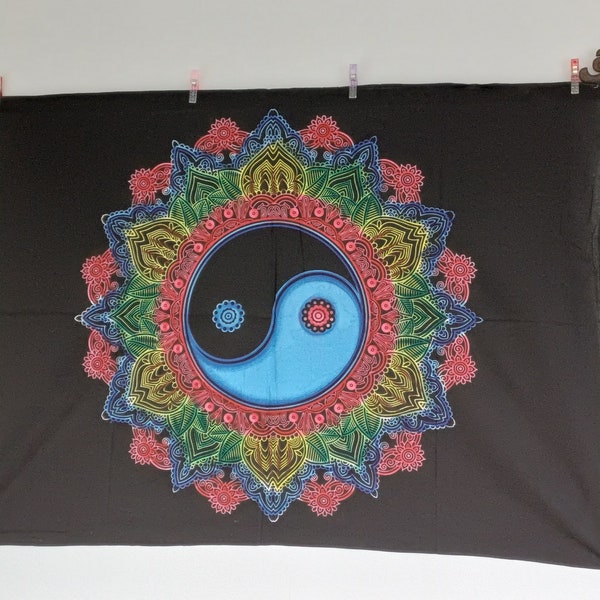 Tenture murale indienne Yin Yang Mandala sur fond noir, dimensions 115 x 80 cm, 100% Coton, Décoration bohème, Décoration hippie