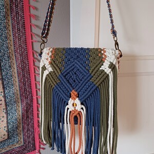 Sac Bandoulière Boho Chic en Macramé 4 couleurs Plastron couleur Jeans vue d'ensemble