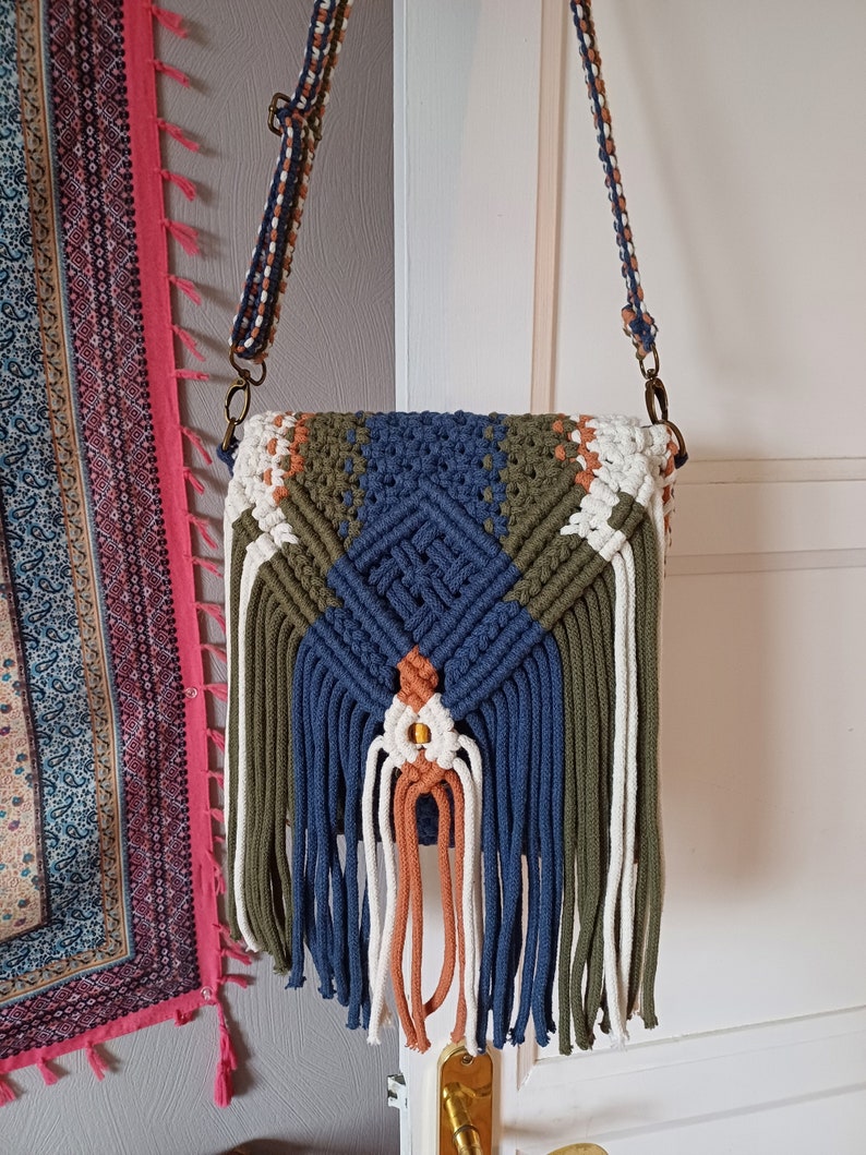 Sac Bandoulière Boho Chic en Macramé 4 couleurs Plastron couleur Jeans vue d'ensemble