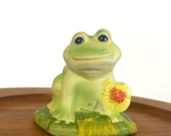 Figurita de rana de cerámica vintage con flor: adorable pieza decorativa retro de colección.