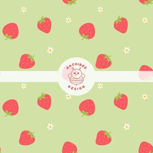 Op de afbeelding: Een lichtgroene achtergrond met een herhalend patroon van rode aardbeien met groene blaadjes en kleine witte bloemetjes. Een centrale witte horizontale band toont een cirkelvormig logo met een bij-icoon en de tekst HACHIBEE DESIGN.